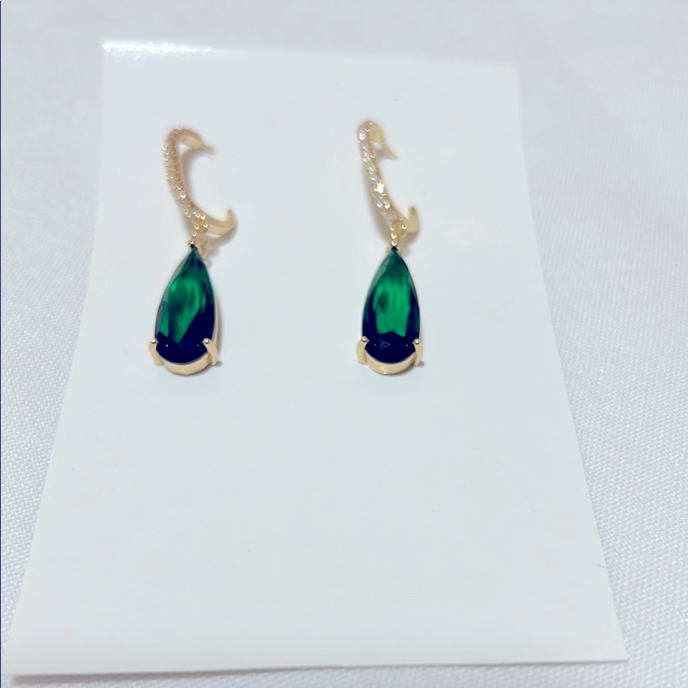 Elegant Green and Gold Drop Earrings NWOT
